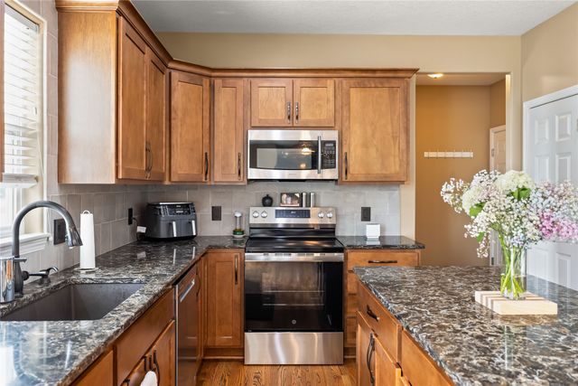 9042 Lake Court, West Des Moines, IA 50266