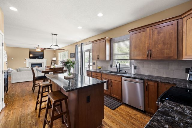 9042 Lake Court, West Des Moines, IA 50266