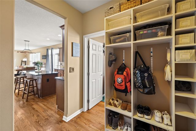 9042 Lake Court, West Des Moines, IA 50266