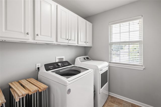 9042 Lake Court, West Des Moines, IA 50266