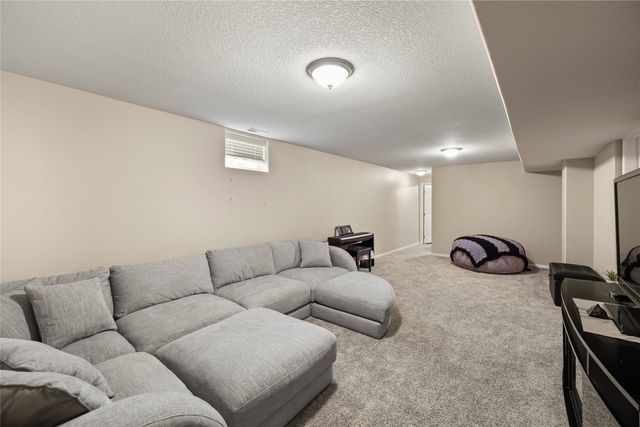 9042 Lake Court, West Des Moines, IA 50266