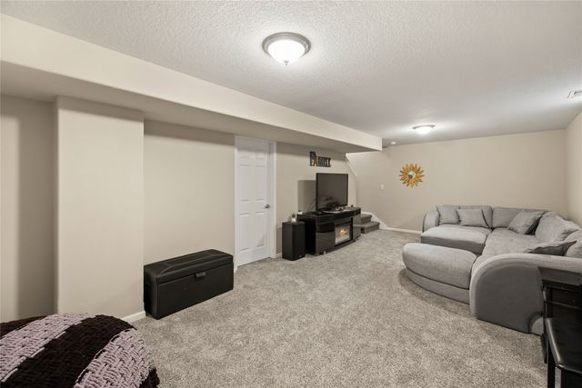 9042 Lake Court, West Des Moines, IA 50266