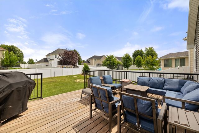 9042 Lake Court, West Des Moines, IA 50266