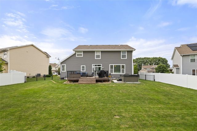 9042 Lake Court, West Des Moines, IA 50266