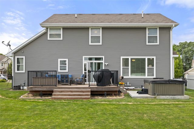 9042 Lake Court, West Des Moines, IA 50266