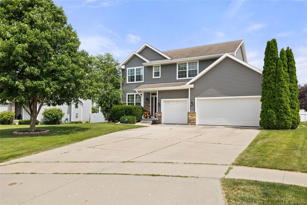 9042 Lake Court, West Des Moines, IA 50266