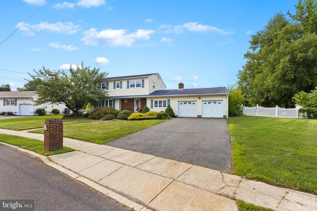 14 INDEPENDENCE DR, Bordentown, NJ 08505