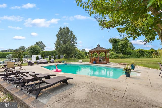 14 INDEPENDENCE DR, Bordentown, NJ 08505