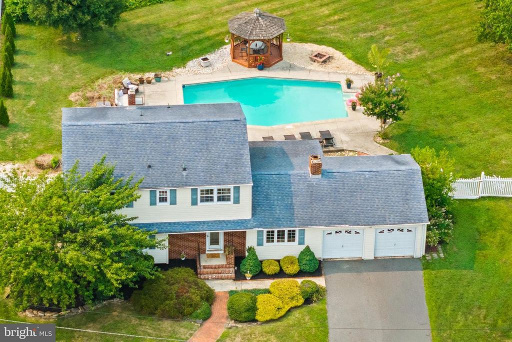 14 INDEPENDENCE DR, Bordentown, NJ 08505