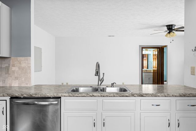 2084 Pelican Drive, Franklin, IN 46131