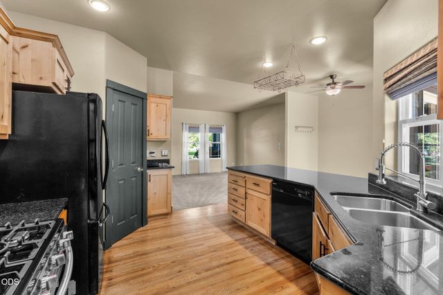 1806 NW Ivy Avenue, Redmond, OR 97756