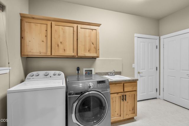 1806 NW Ivy Avenue, Redmond, OR 97756