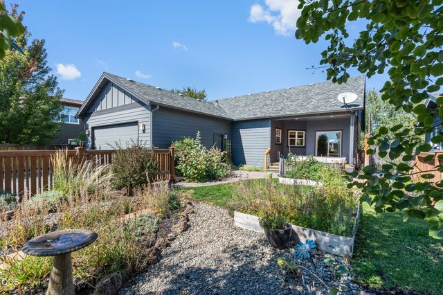 1806 NW Ivy Avenue, Redmond, OR 97756