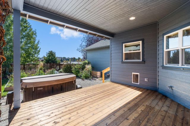 1806 NW Ivy Avenue, Redmond, OR 97756