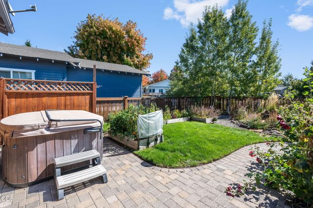 1806 NW Ivy Avenue, Redmond, OR 97756