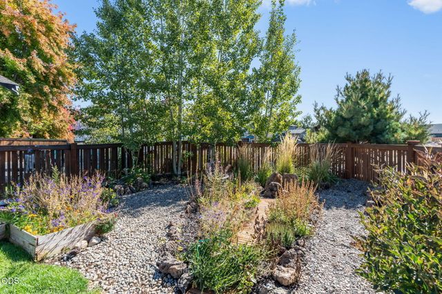 1806 NW Ivy Avenue, Redmond, OR 97756