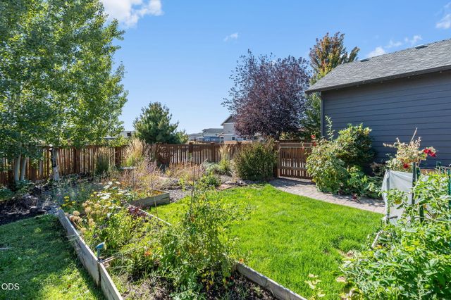 1806 NW Ivy Avenue, Redmond, OR 97756
