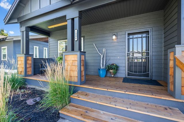 1806 NW Ivy Avenue, Redmond, OR 97756