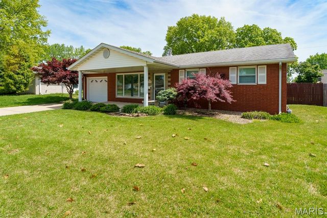18 Cambridge Drive, Granite City, IL 62040