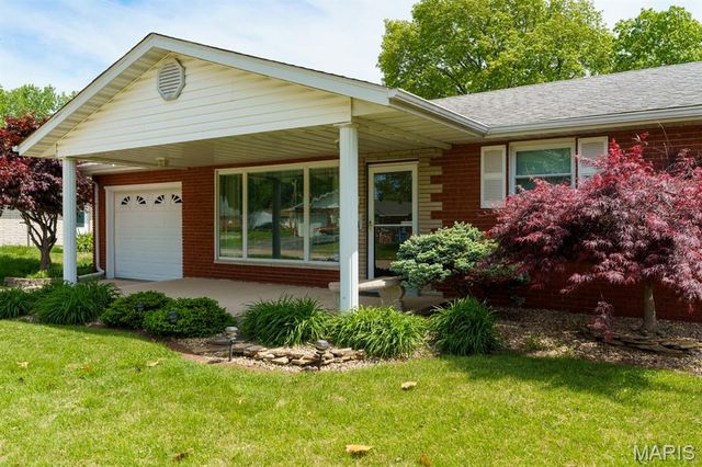 18 Cambridge Drive, Granite City, IL 62040