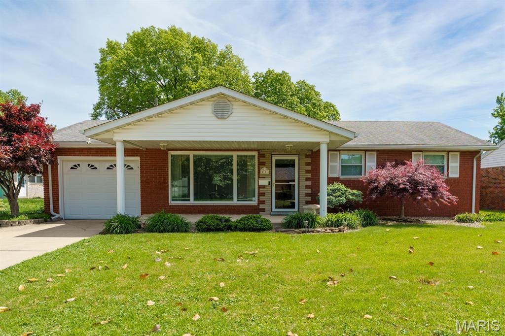 18 Cambridge Drive, Granite City, IL 62040