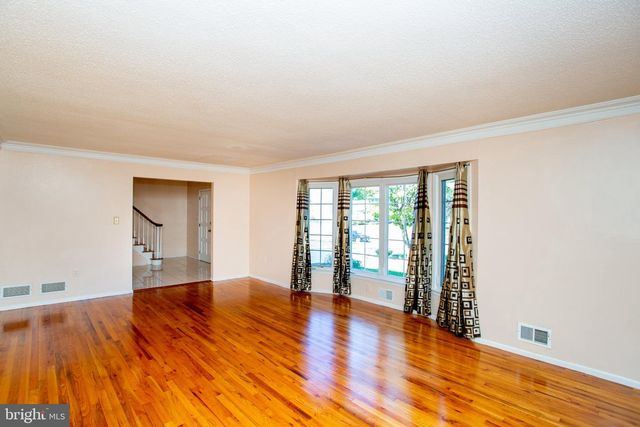 14 WOODMERE RD, North Brunswick, NJ 08902