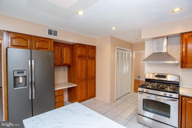 14 WOODMERE RD, North Brunswick, NJ 08902
