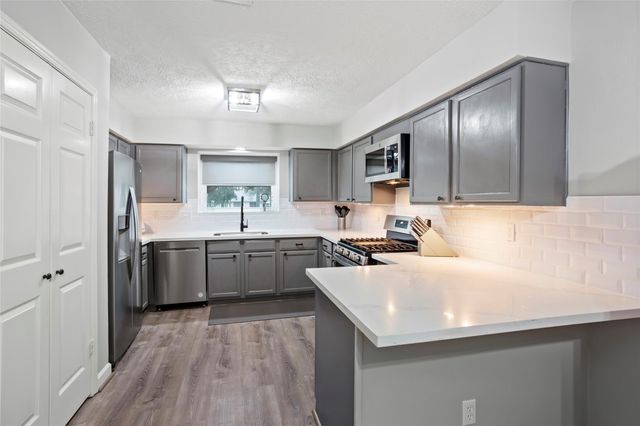 654 W Country Grove Circle, Pearland, TX 77584
