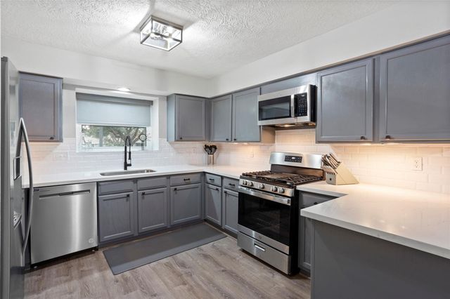 654 W Country Grove Circle, Pearland, TX 77584