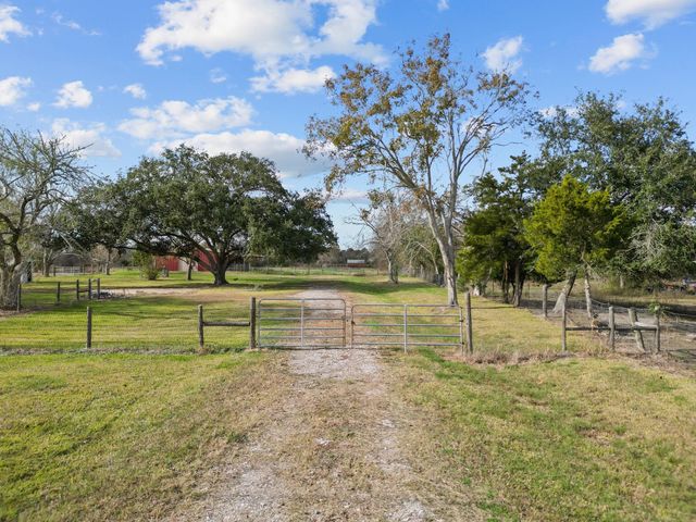 2720 County Road 159, Alvin, TX 77511