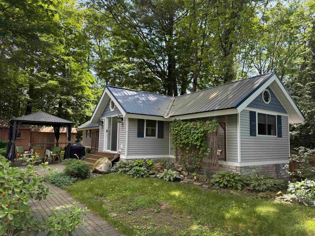 15 Lynwood Drive, Brattleboro, VT 05301