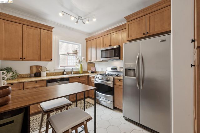 6426 Benvenue Ave 1, Oakland, CA 94618