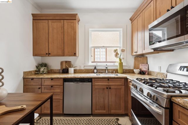 6426 Benvenue Ave 1, Oakland, CA 94618