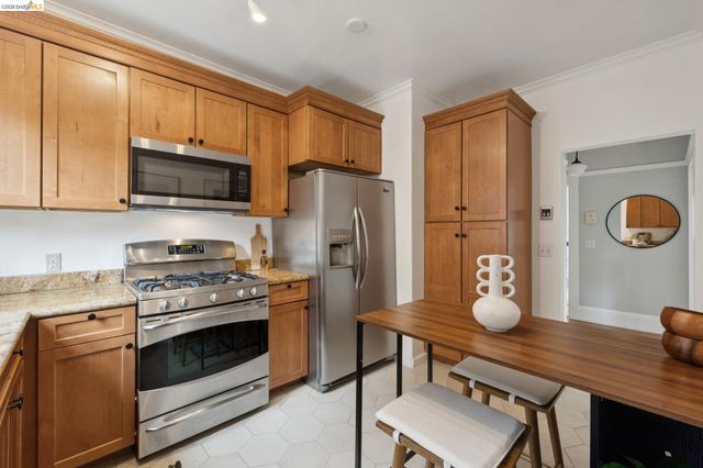 6426 Benvenue Ave 1, Oakland, CA 94618