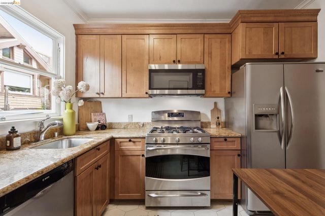 6426 Benvenue Ave 1, Oakland, CA 94618