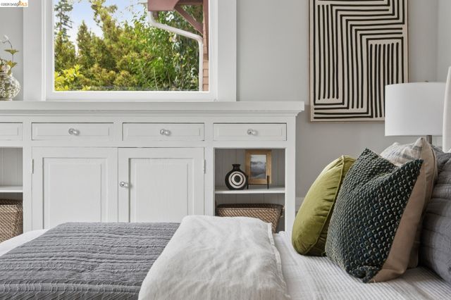 6426 Benvenue Ave 1, Oakland, CA 94618