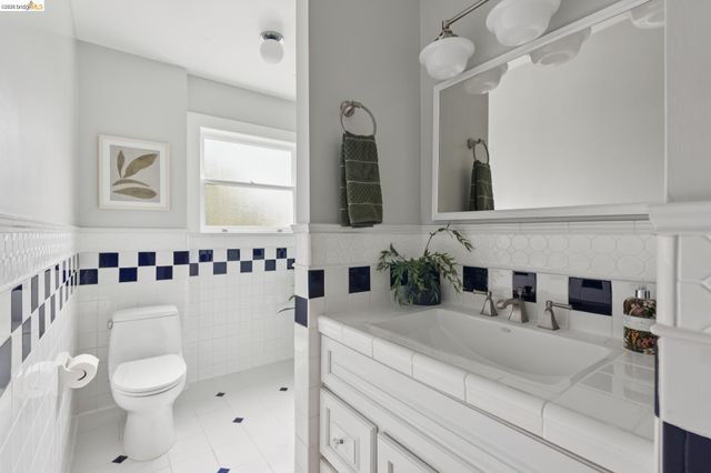 6426 Benvenue Ave 1, Oakland, CA 94618
