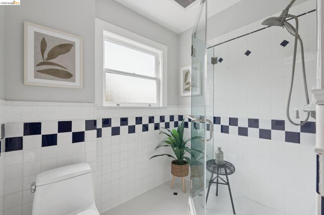 6426 Benvenue Ave 1, Oakland, CA 94618