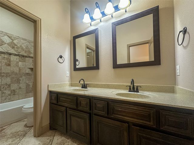422 Calvert Drive, Midlothian, TX 76065