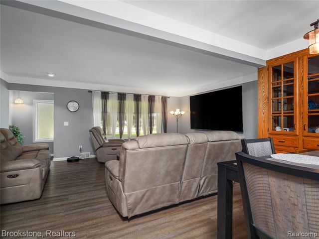 6042 Ravenswood Drive, Utica, MI 48316