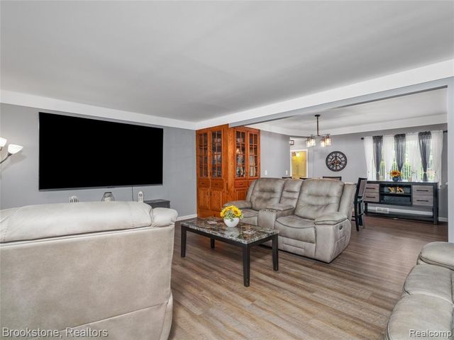 6042 Ravenswood Drive, Utica, MI 48316