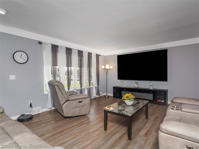 6042 Ravenswood Drive, Utica, MI 48316