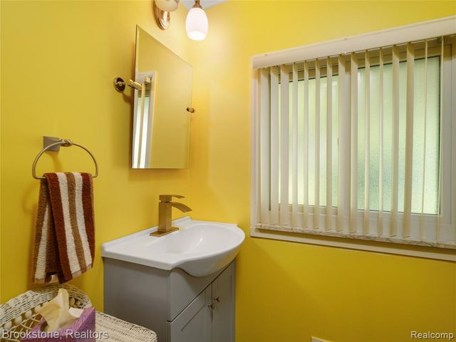6042 Ravenswood Drive, Utica, MI 48316