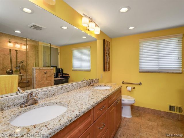 6042 Ravenswood Drive, Utica, MI 48316