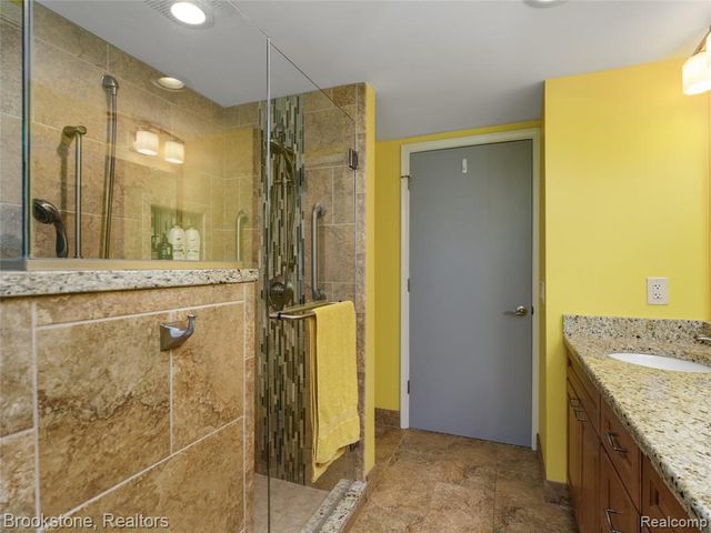 6042 Ravenswood Drive, Utica, MI 48316