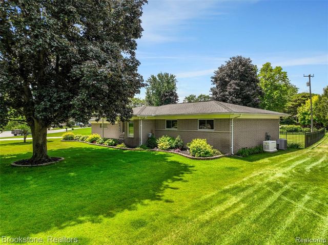 6042 Ravenswood Drive, Utica, MI 48316