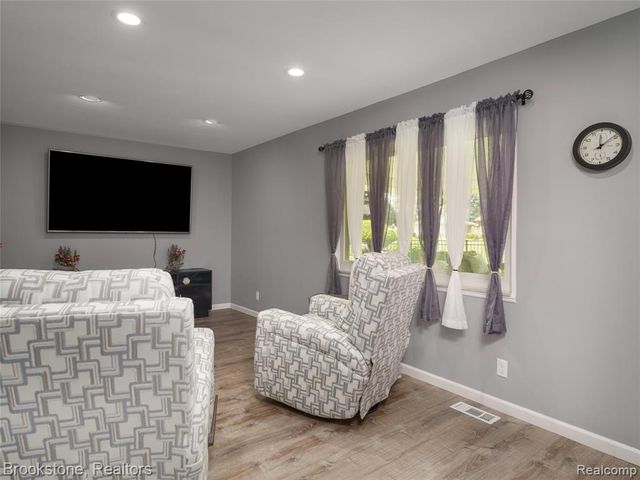 6042 Ravenswood Drive, Utica, MI 48316