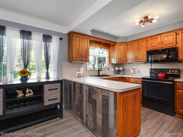 6042 Ravenswood Drive, Utica, MI 48316
