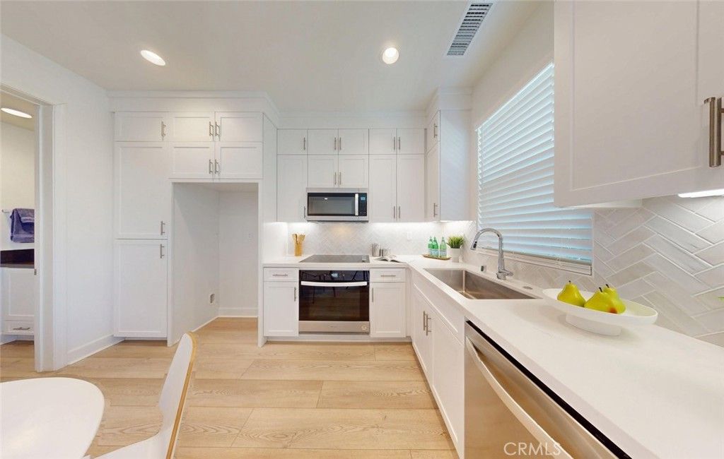 Image 5 of property listing at 17536 Cameron Lane 105, Huntington Beach, CA 92647
