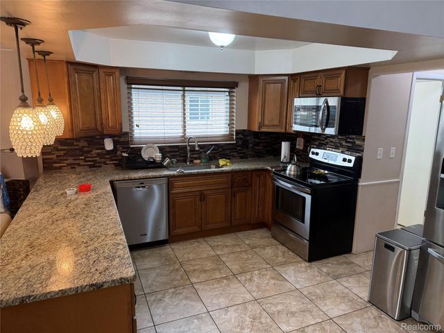 12395 Canterbury Drive, Sterling Heights, MI 48312